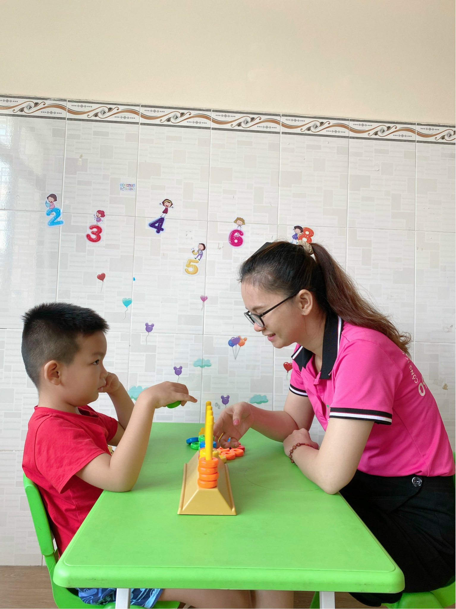 Phương pháp Floor Time: Giúp trẻ chậm nói phát triển ngôn ngữ thông qua chơi