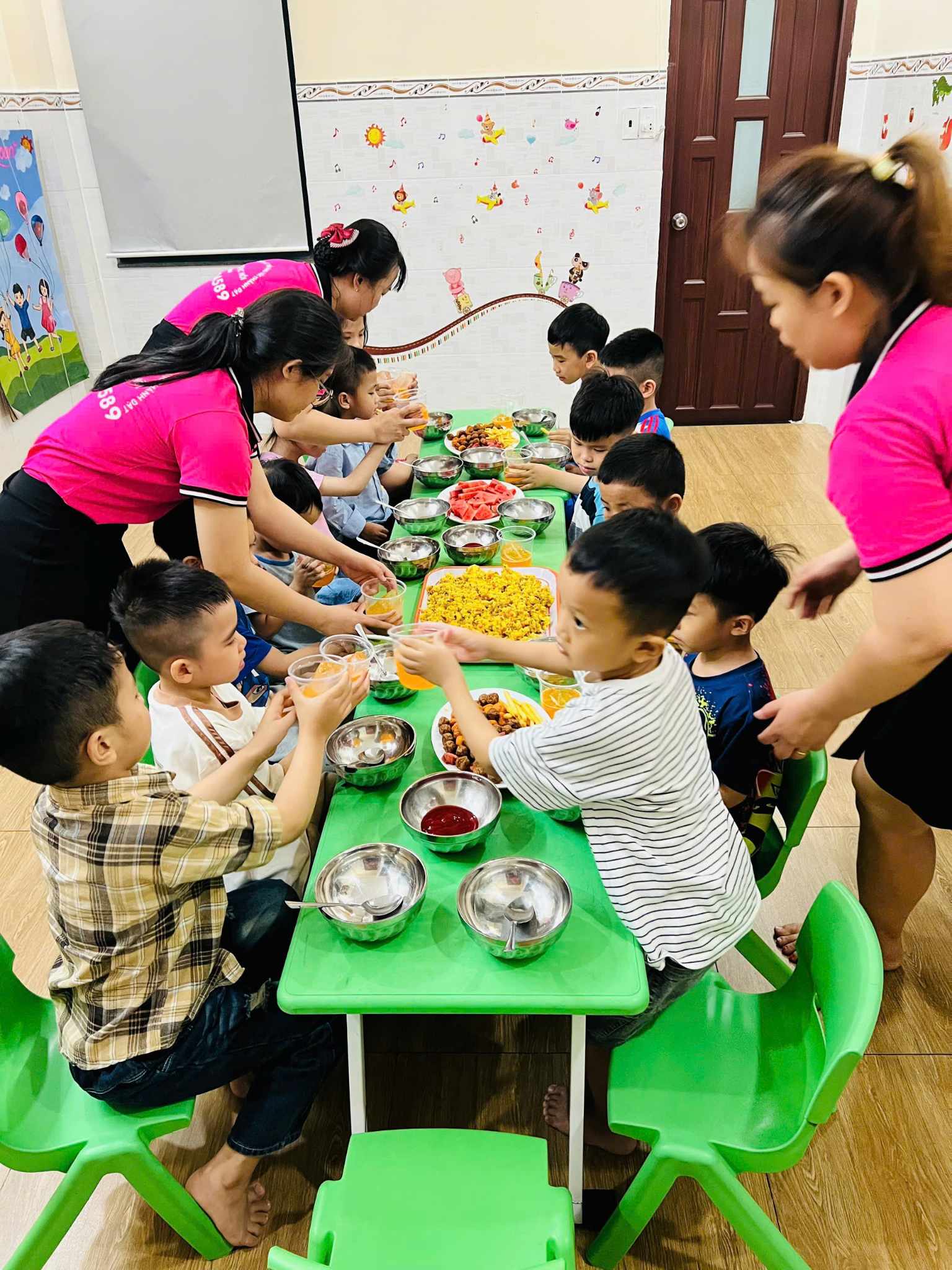 Hình ảnh các bé ăn trưa tại trung tâm thành đạt